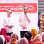 Presiden RI Joko Widodo saat memberikan sambutan didampingi Gubernur Jawa Timur Khofifah Indar Parawansa sebelum menyerahkan BLT El Nino.