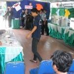 HAK SUARA – Suasana pencoblosan yang diikuti napi dan tahanan di TPS 30 di dalam Lapas Kelas IIA Sidoarjo, Rabu (9/7/2014). foto : mustain/BangsaOnline

