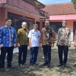 Kakanim Kelas I TPI Malang Galih Priya Kartika bersama Kadim Imigrasi Kanwil Kemenkumham Jatim Hendro Tri Prasetyo saat meninjau eks Mako Tagana.