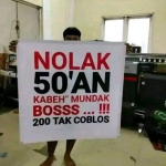Unggahan di medsos seorang warga menenteng banner bertuliskan Nolak 50