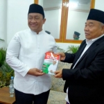 Prof Dr KH Asep Saifuddin Chalim, MA saat memberikan buku Kiai Miliarder Tapi Dermawan karya M Mas