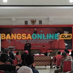 Narasumber sarasehan, Agus Edi Winarto, didampingi Moderator, Dodi Purwanto, saat menyampaikan paparan. Foto: MUJI HARJITA/BANGSAONLINE