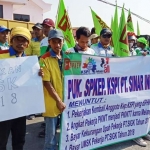 Aksi karyawan PT. Sinar Indogreen Kencana saat demo di depan pabrik.