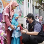 Bupati Kediri Hanindito Himawan Pramono sedang memberikan buku tulis kepada seorang siswi. foto: ist.