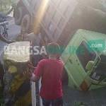NYUNGSEP: Kondisi dump truk yang nyungsep dan kecebur sungai di Jalan Raya Desa Jimbaran Kecamatan Wonoayu. foto: catur andy/ BANGSAONLINE