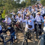 Nur Saidah bersama kader Pira Kecamatan Ujungpangkah saat gowes ke tempat objek wisata. foto: SYUHUD/ BANGSAONLINE