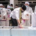 Menteri Parekraf Sandiaga Salahuddin Uno, bersama Pengasuh Ponpes Sukorejo KH. R. Azaim Ibrahimy di makam Pahlawan Nasional KH. R. As