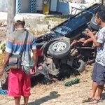 Kondisi pikap yang nyungsep ke tanah.