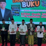 Acara launching buku Kiblat Dunia Islam dan Peradaban Dunia ditandai dengan penyerahan buku secara simbolik oleh M. Mas