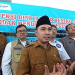 Bupati Mojokerto saat memberi keterangan ke awak media terkait pelaksanaan Sekolah Rakyat.