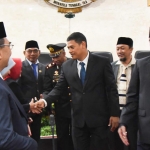 Wali Kota Kediri Abdullah Abu Bakar (tengah) saat menyalami para undangan didampingi Ketua DPRD Kediri Gus Sunoto (kanan), usai mengikuti rapat paripurna. Foto: Ist.