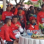 Pengusaha rokok RMS Bold Pasuruan, H. Rochmawan bersama Kepala BNN Jatim. 