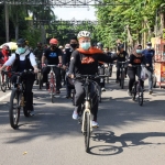 Gubernur Jawa Timur Khofifah Indar Parawansa gowes bersama para penyintas Covid-19 untuk sosialisasi protokol pencegahan Covid-19 di Bojonegoro, Minggu (20/9). foto: ist/ bangsaonline.com