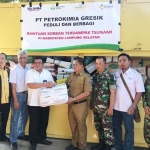 Dirsar PG Meinu Sadariyo (tiga dari kiri) menyerahkan bantuan untuk korban terdampak tsunami secara simbolis kepada Kabag Organisasi Sekda Lampung Selatan Puji Sukamto (empat dari kanan).