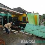 Salah satu rumah warga yang diterjang angin puting beliung di Dusun Branjang, Desa Sidokerto, Kecamatan Mojowarno, Kabupaten Jombang, Sabtu (29/10). foto: ROMZA/ BANGSAONLINE