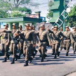 Para SPPI Batch III saat mengikuti kegiatan baris-berbaris usai apel di halaman Kodim 0812 Lamongan, Jawa Timur, Sabtu (19/7/2025).Foto: ANTARA/ Alimun Khakim
