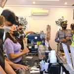 Petugas gabungan menggelar operasi yustisi di kafe jalan Ahmad Yani Kota Blitar.