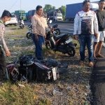 Kondisi motor pelanggar lalu lintas yang rusak usai tertabrak mobil pajero di simpang JLUDinoyo Lamongan