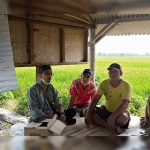 Petani saat mendapatkan sosialisasi dari Petugas Pengendali Organisme Pengganggu Tumbuhan (POPT) terkait dampak penggunaan pestisida kimia dalam praktik budi daya tanaman.