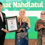 Ketua Umum Dewan Pembina PP Muslimat NU Khofifah Indar Parawansa saat menerima piagam Rekor Muri atas peserta pelatihan paralegal yang diikuti 2.500 kader.
