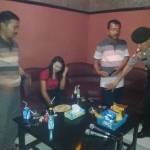 Petugas saat merazia salah satu ruang karaoke. foto: suwandi/harian bangsa