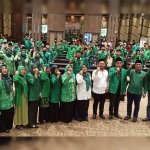 Gus Yani dan Ning Min foto bersama dengan pengurus PPP Gresik usai Rapimcab II. foto: SYUHUD/ BANGSAONLINE