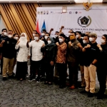 Para pengurus PWI Mojokerto foto bersama Ketua PWI Jatim dan Forpimda usai pengukuhan.