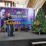 Bupati Gresik, Fandi Akhmad Yani, saat memberi sambutan dalam Festival Tumpeng Nasi Krawu. Foto: SYUHUD/BANGSAONLINE