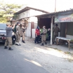 Petugas Satpol PP Gresik saat razia warung di sekitar Telaga Ngipik, Kecamatan Gresik. foto: ist.