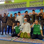 Moh. Qosim (tengah) bersama pemangku TPQ Miftahul Rahman saat hadiri milad. (foto: SYUHUD/ BANGSAONLINE)