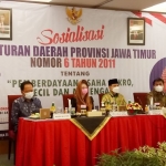 Ketua Tim Penggerak PKK Provinsi Jawa Timur, Arumi Bachsin (tengah) saat acara Sosialisasi Perda Nomor 6 Tahun 2011. foto: ist.