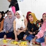 Kandidat kontestan Pilwali Surabaya, Lia Istifhama (tengah), bersama relawan saat tasyakuran peresmian posko bersama relawan pendukung Ning Lia. foto: istimewa.