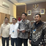 Kepala Lapas Kediri, Solichin (pegang kertas) saat memberi keterangan bersama jajaran