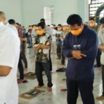 Jarak antar jamaah salat Jumat sekitar satu meter ke samping baik ke kanan maupun ke kiri di Masjid Al-Akbar Surabaya, Jumat (20/3/2020). foto: BANGSAONLINE.com