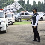 Bupati Tuban, Aditya Halindra Faridzky, didampingi Forkopimda saat melepas ambulans vaksin pedesaan.