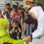 Gubernur Jawa Timur, Khofifah Indar Parawansa menyapa salah satu pasien yang hendak mengikuti operasi katarak gratis. foto: AAN AMRULLOH/ BANGSAONLINE