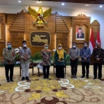 Gubernur Jatim Khofifah Indar Parawansa bersama Bupati Terpilih Gresik, Mojokerto, dan Sidoarjo.
