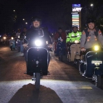 Bupati Ngawi bersama Kapolres dan Dandim Ngawi patroli sahur dengan mengendarai vespa.