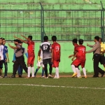 Kericuhan terjadi akibat masuknya supporter ke lapangan. 