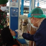Jajaran Forkopimda Lumajang gelar operasi yustisi dan tes antigen kepada sopir angkot, kernet, dan penumpang dari luar Lumajang. (foto: ist)