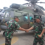 Pangkoarmada II saat menjabat tangan Panglima TNI sebelum kepulangannya ke Jakarta.