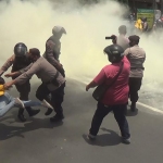 Polisi mengamankan salah satu mahasiswa saat aksi menolak UU Cipta Kerja di Jombang. foto: AAN AMRULLOH/ BANGSAONLINE