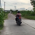 Kondisi jalan penghubung di Desa Banjarsari-Kedanyang, Kabupaten Gresik, yang belum dicor beton karena terkendala anggaran. Foto: SYUHUD/ BANGSAONLINE