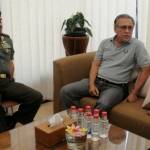 PERTEMUAN - Jendral TNI Dr Moeldoko kala bertemu pimpinan OI Iwan Fals, Sabtu (9/8/2014). foto Puspen TNI untuk BangsaOnline