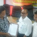 Ketua KPU Jatim, Eko Sasmito, Ketua Bawaslu? Jatim, Sufyanto dan Kepala Biro Administrasi Pemerintahan dan Otonomi Daerah, Anom Surahno, usai penandatanganan NPHD Pilgub 2018 di kantor KPU Jatim. foto: DIDI ROSADI/ BANGSAONLINE