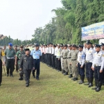 Mbah Tarom (depan berpeci) saat mengecek pasukan.