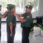 Dandim 0801 Pacitan, Letkol (kav) Aris Toteles Hekeng Nusa Lawitang, saat melakukan penyematan tanda pangkat dan jabatan. (ist) 