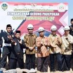 Pj Bupati Madiun Boedi Prijo Suprajitno, SH. MSi melaksanakan peletakan batu pertama pada pembangunan gedung Padepokan Madiun Kampung Pesilat di Mejayan, Jumat (24/8).