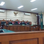Sekda Gresik Nonaktif Andhy Hendro Wijaya saat menjalani sidang di PN Tipikor Surabaya. foto: ist.