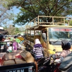 Suasana kemacetan di depan Pasar Tradisional Kolpajung Pamekasan.